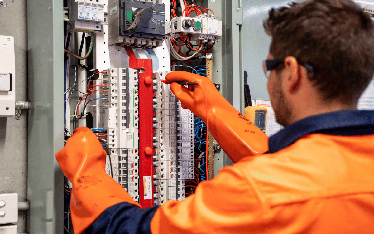 electricista revisando instalación para boletín eléctrico en Cerdanyola