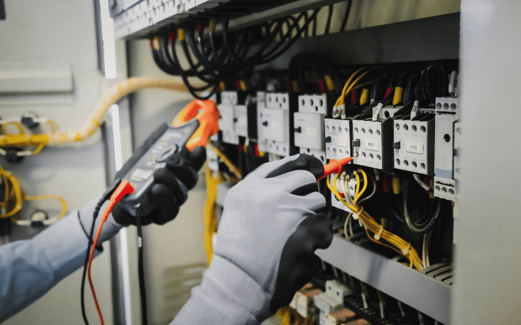 instalador eléctrico en Sabadell revisando la instalación