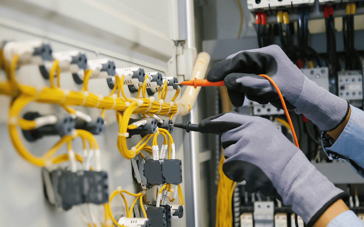 instalador eléctrico en Terrassa trabajando